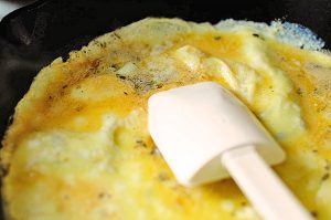  " ></li>
<li>Încălziți tortilla într-o tigaie pe ambele părți de secunde 5. Apoi mai departe puneți omleta pe ea și adăugați umplutura noastră.  <img src="/wp-content/uploads/images/burrito_iz_omleta_s_fasolyu_foo_4.jpg"alt=