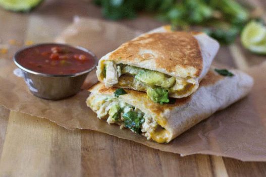 Fotografia unui Burrito cu pui și avocado