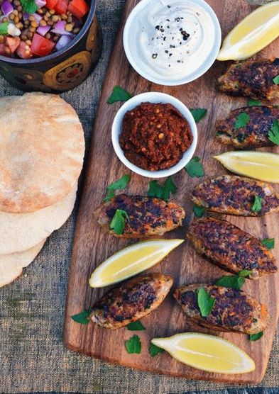 Fotografia unui sandwich la grătar cu o tăietură de miel și sos de Muhammara