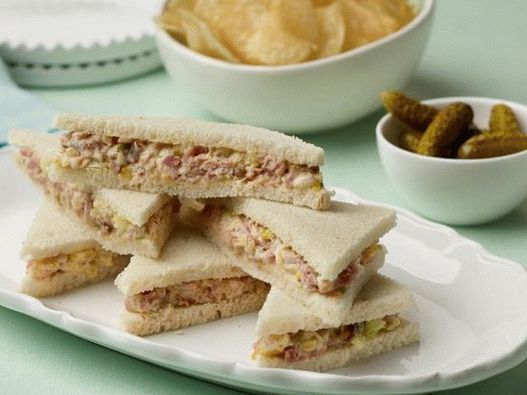 Fotografie cu un șuncă și sandwich murat