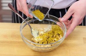  " ></p>
</li>
<li>
<p>Tăiați bagueta în 7 felii, adăugați frunze de salată în jurul marginilor, întindeți curry-ul de pui pregătit, așezați deasupra o felie de roșii, o frunză de pătrunjel și se așează pe marginile unui mare plăci.  <img src="/wp-content/uploads/images/buterbrodi_s_kuricej_karri_foo_4.jpg"alt=