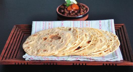 Foto de Chapati - tortilele din făina de grâu integrală indiană într-o tigaie