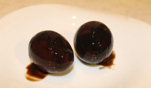  " ></li>
<li>Mousse de gătit.  Tăiați cu atenție vârful ascuțit al oului scoateți gălbenușul. </li>
<li>Într-un blender, bateți 3/4 gălbenușuri cu tonul într-un mousse luxuriant. </li>
<li>Mousse pusă într-o pungă de patiserie, pusă în fiecare ou asterisc prin duză. </li>
<li>Când se servește, garnisiți cu oul rămas și ierburile rămase. <img src="/wp-content/uploads/images/chernie_yajca-_farshirovannie_tuncom_foo_4.jpg"alt=