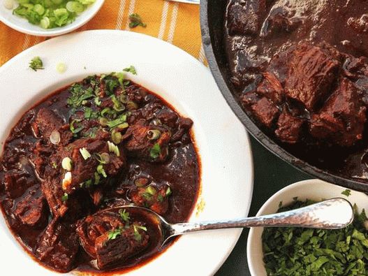 Fotografia chili con carne cu ciocolată și bere
