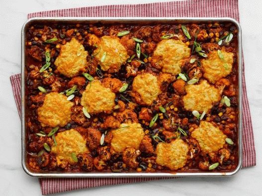 Fotografie de chili cu legume la cuptor cu chifle de porumb