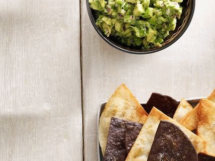 Foto chipsuri tortilla cu sos Guacamole