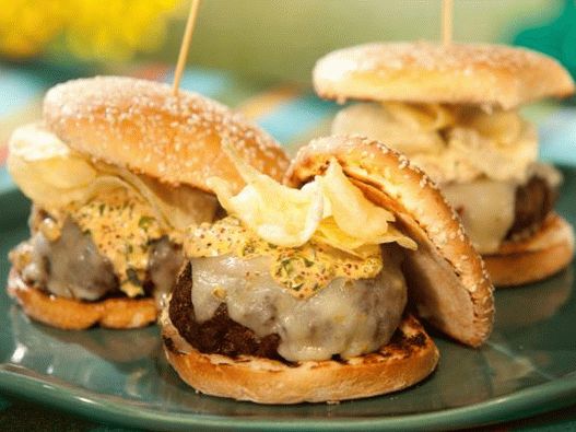 Foto Cheeseburger cu cremă de brânză