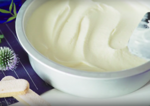  " ></li>
<li>Acum faceți crema.  Pentru a face acest lucru, bateți crema răcită și zahăr înghețat până la cele mai stabile vârfuri. </li>
<li>Apoi, cu ajutorul unei seringi de cofetărie, le plantăm prăjitură cu brânză. </li>
<li>Se presară cu picături de ciocolată și cacao (după gust).  <img src="/wp-content/uploads/images/chizkejk_tiramisu_foo_6.png" alt=