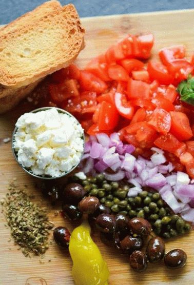 Foto de Dakos (salată grecească la pâine prăjită)