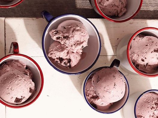 Foto Înghețată de casă cu mure și ciocolată