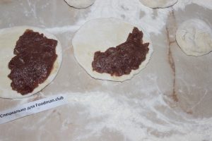  " ></li>
<li>Se toarnă puțin ulei de floarea soarelui în tigaie și se pune focul.  În uleiul încălzit într-o tigaie, puneți gătitul plăcinte.  Se prăjește pe fiecare parte timp de 5 minute.  <img src="/wp-content/uploads/images/domashnie_pirozhki_iz_zajchatini_foo_8.jpg"alt=