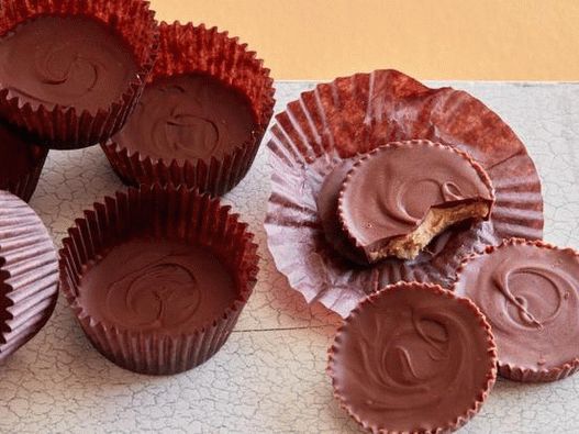 Foto Bomboane de ciocolată de casă umplute cu unt de arahide