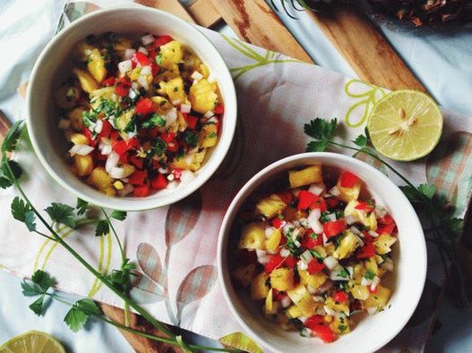 Photo De două ori carne de porc gătită cu ananas și salsa de kiwi