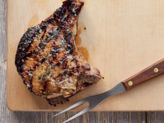 Foto cu pateuri de porc duble pe os cu ulei de usturoi