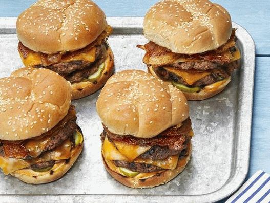 Poza unui Cheeseburger dublu cu arțar bacon pe 23 februarie