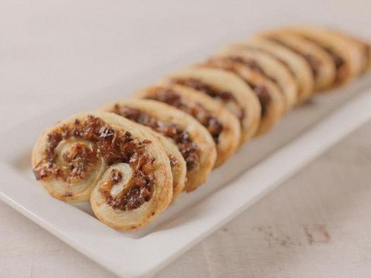 Fotografia felului de mâncare - Puffs de Palmier cu carne și parmezan