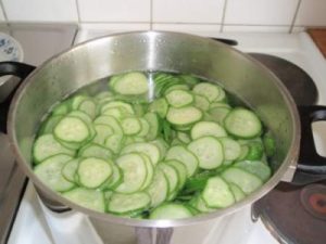  " ></li>
<li>Bucatele calde ar trebui să fie descompuse în borcanele pe care le-ai sterilizat anterior, apoi să te încingi <img src="/wp-content/uploads/images/estonskij_marinovannij_salat_tervis_foo_3.png"alt=