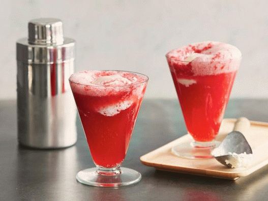 Photo Blackberry Drink with gin and ice cream