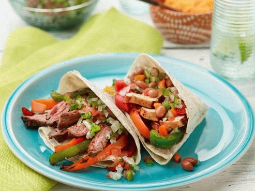 Fotografie fajitas la grătar cu două feluri de umpluturi
