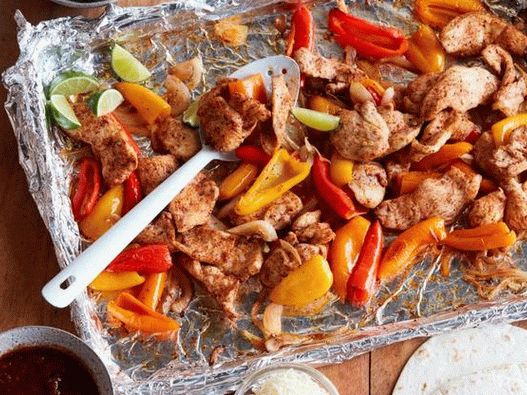 Foto de Fajitas cu pui pe o foaie de copt