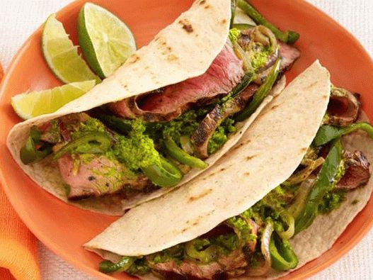 Fotografie de Fajitas cu friptură, sos chimichurri și ardei iute