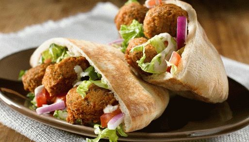 Foto Falafel cu sos de mentă în pita