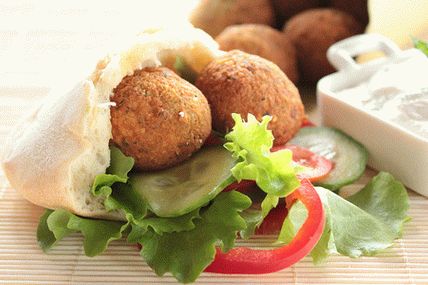 Fotografia lui Falafel în pita cu sos de iaurt