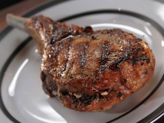 Foto cu carne de porc umplute cu carne mediteraneeană pe un os