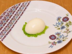  " ></li>
<li>Formăm un mouse, facem ochii din cuișoare.  Introduceți în tăieturi urechi de ridiche (castraveți, morcovi).  Să facem un nas din piper roșu fixați o picătură de smântână.  Antena – din ramurile mărarului.  Coada – afară coada reală de sfeclă sau ridiche.  <img src="/wp-content/uploads/images/farshirovannie_yajca_mishata_foo_4.jpg"alt=