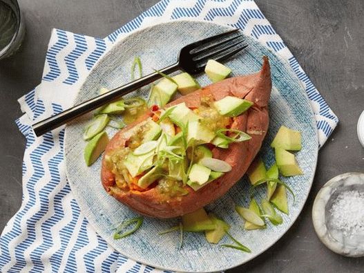 Foto cu cartofi umpluți cu pui și avocado