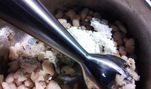  " ></li>
<li>Ca una dintre opțiuni, pasta de fasole poate fi pusă pe baguette proaspete, în apropiere – castraveți murați, gust uimitor oferit. <img src="/wp-content/uploads/images/fasolevij_pashtet_s_gribami_foo_4.jpg"alt=
