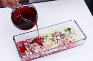  " ></p>
</li>
<li>
<p>Scoatem fileul de hering din sucul de cireș, tăiat în bucăți, se întinde frumos pe o farfurie, se adaugă ceapă, se toarnă suc, se presara cu piper proaspat macinat, se garniseste cu patrunjel si se serveste imediat masa de sarbatori. </p>
</li>
</ol>
<h5><span id="Cuvinte_cheie">Cuvinte cheie: </span></h5>
<ul>
<li>aperitiv </li>
<li>din hering </li>
<li>pește </li>
<li>hering </li>
<li>hering </li>
</ul>
</p><script>
if (typeof jsInputerLaunch === 