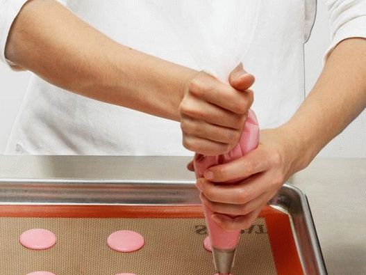 Strângeți aluatul pe pergament printr-o seringă de patiserie