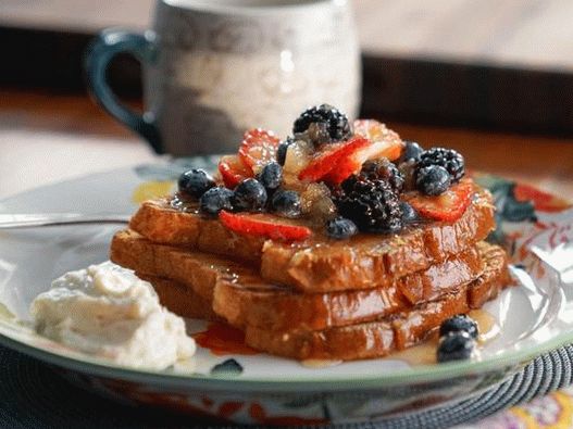 Foto toasturi franceze cu compot de mere și fructe de pădure și cremă de mere din brânză mascarpone
