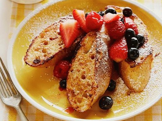 Foto toasturi franceze cu sirop în fructe de pădure