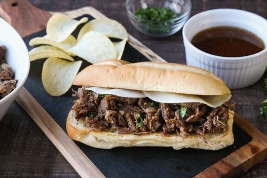 Foto sandwich francez pentru carne de vită și bulion