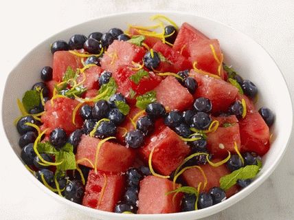 Foto Salată de fructe de pepene verde cu afine