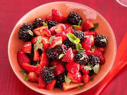Foto Salată de fructe cu căpșuni și mure