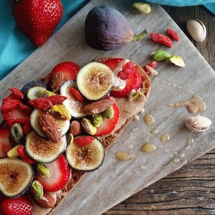 Foto Salată de fructe cu pansament de iaurt dulce pentru topping toast