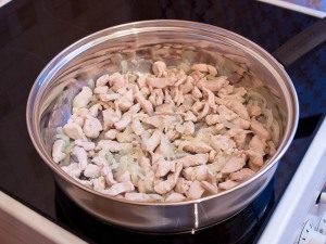  " ></li>
<li>Apoi adăugați morcovii, ardeii, prăjiți încă trei minute.  <img src="/wp-content/uploads/images/funchoza_s_ovoshami_i_kurinim_file_foo_4.jpg"alt=