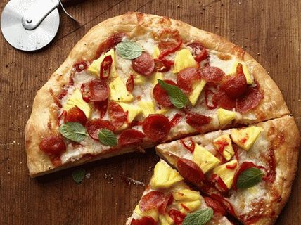 Fotografie pizza hawaiiană cu piper