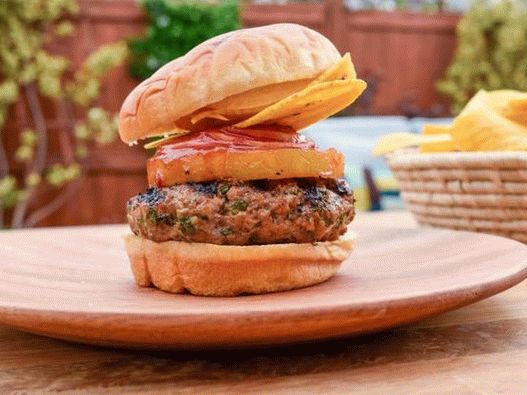 Fotografie cu burgerul hawaian Maui Luau
