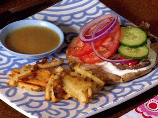 Foto de Gyros cu cozonac de carne pe o tortilă