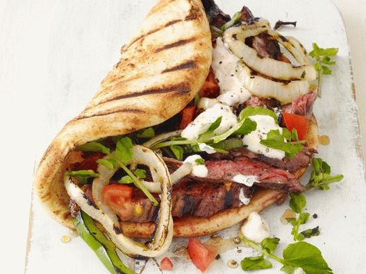 Foto Gyros cu carne de vită la grătar și creșă de apă