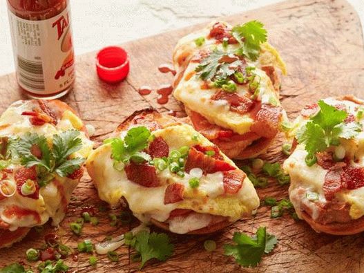Foto sandvișuri cu Molletes calde cu ouă prăjite și slănină