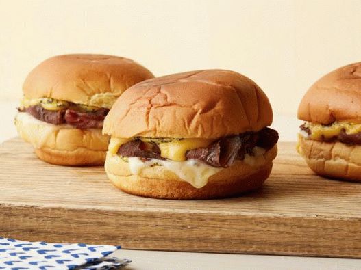 Sandwich-uri cu carne de vită