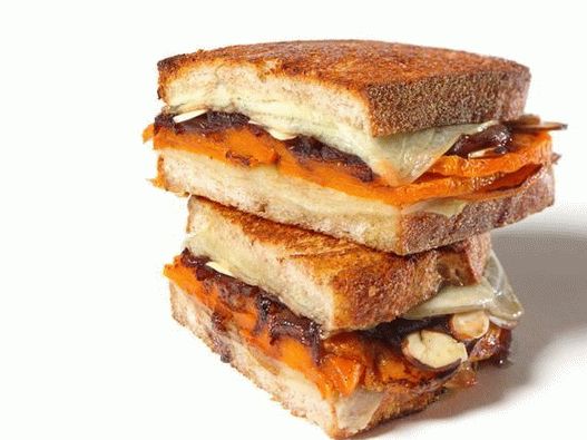 Foto dovlecel fierbinte, brânză și sandvișuri de ceapă caramelizată
