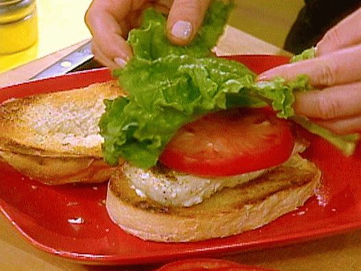 Photo Sandwich la grătar fierbinte cu halibut și sos tartar cu salată de sparanghel