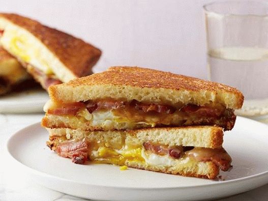 Photo Sandwich fierbinte cu brânză, slănină, ou și sirop de arțar