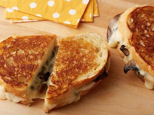 Foto Sandwich fierbinte cu brânză, ardei copt albușat și ciuperci